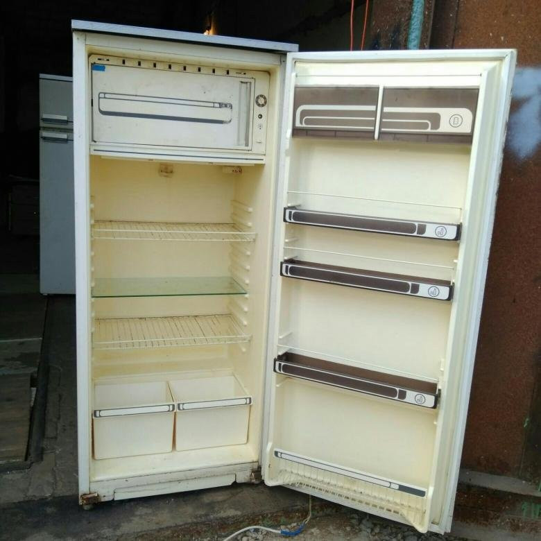 Куплю холодильник б у недорого москва. Старый холодильник. Холодильник б/у. Холодильник с рук. Бэушные холодильники.