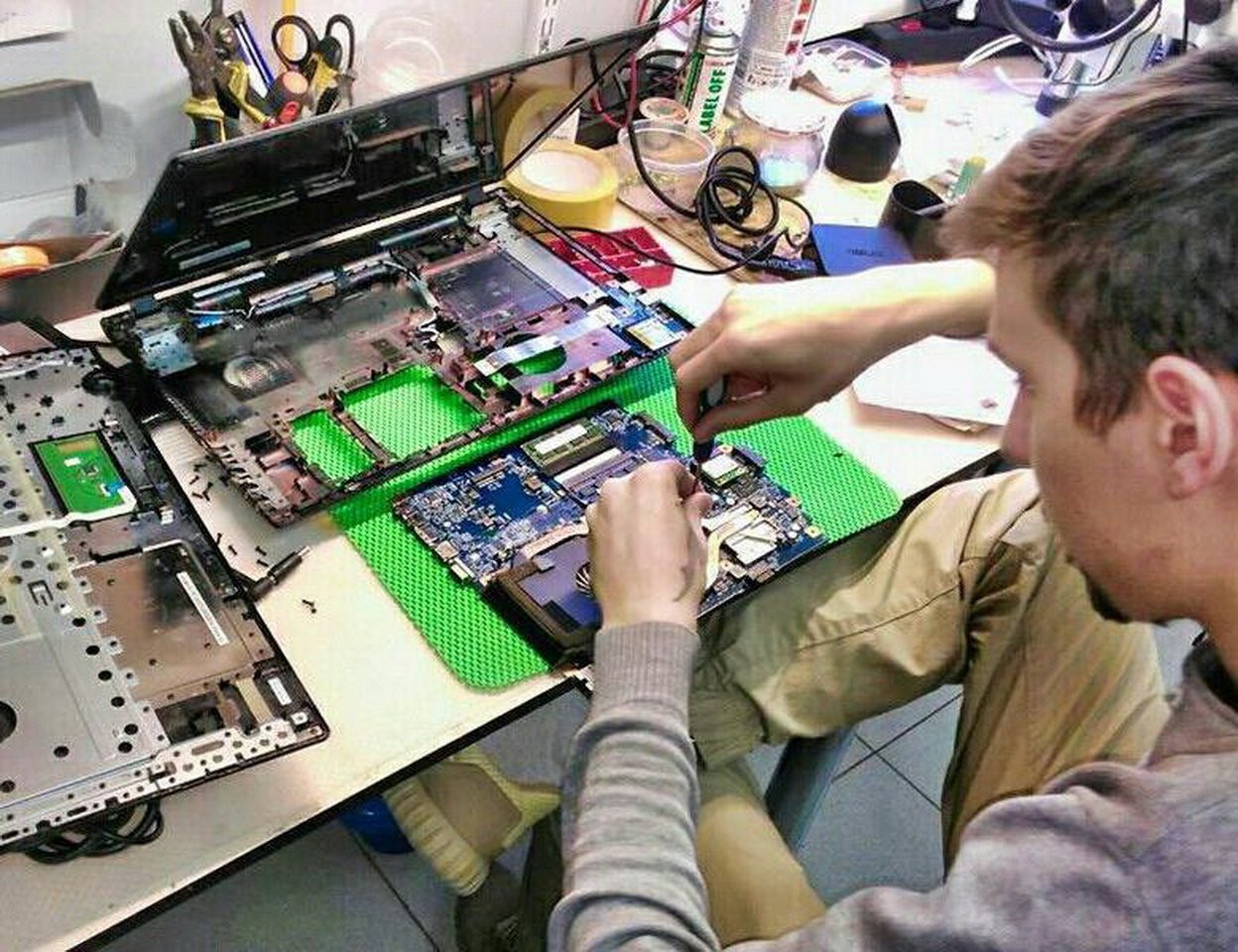 Ремонт компьютеров истра. Мастер по ремонту ноутбуков. Починка компьютера. Мастер по ремонту ПК И ноутбуков. Ремонтирует компьютер.