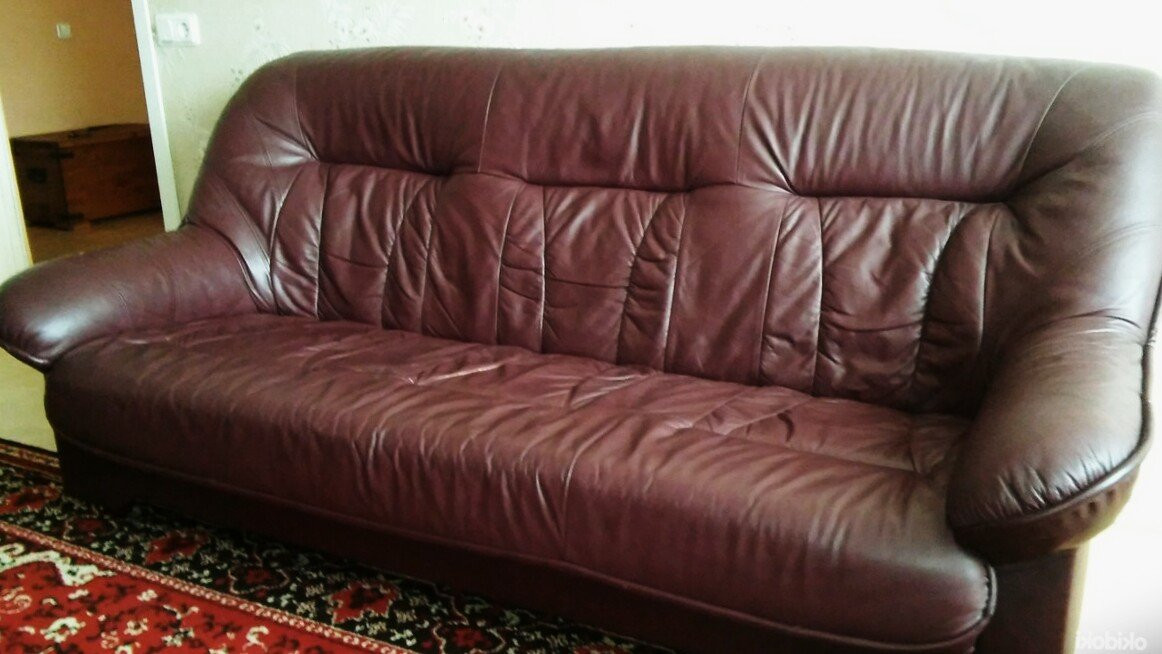 Отдам мебель диван. Старый кожаный диван. Старые кожаные диваны даром. Отдам кожаный диванчик даром. Мягкая мебель даром.