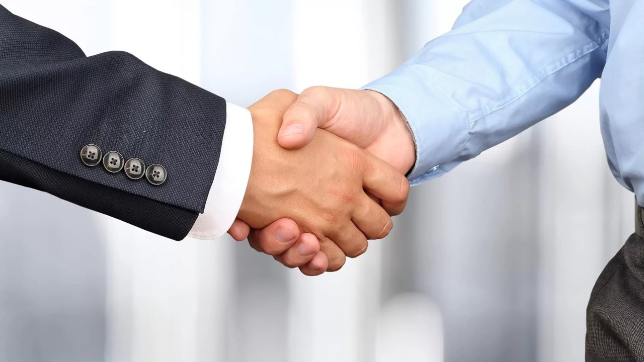 Firm handshake. Рукопожатие. Пожатие рук. Співробітництво. Деловое предложение.
