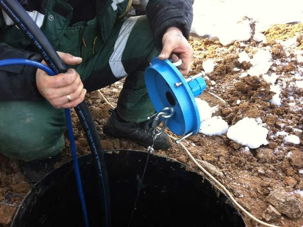 Ремонт скважин воду область. ЛОВУШКА для скважинного насоса. Демонтаж скважины на воду. Шланг из скважины. Ловушки для погружных насосов.