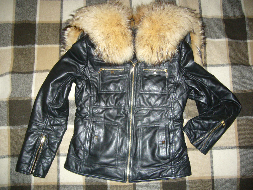 Авито куртка мужская бу купить. Зимняя кожаная куртка. Зимняя кожаная куртка женская. Кожаная куртка на меху с капюшоном. Кожаный пуховик с енотом.